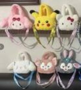 CARTERA SANRIO & PIKACHU C/RELLENO 2 MODELOS 23cm 1u